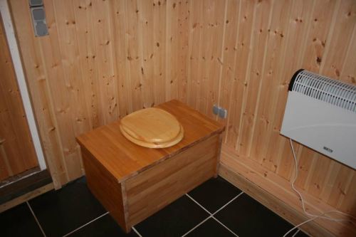 Die Komposttoilette im Bad des Ferienhäuschens