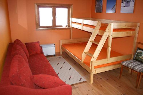 Für vier Personen sind Betten vorhanden.