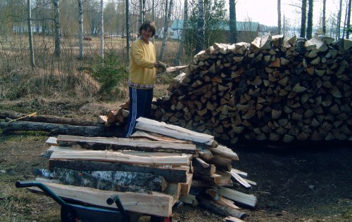 Loretta stapelt Holz